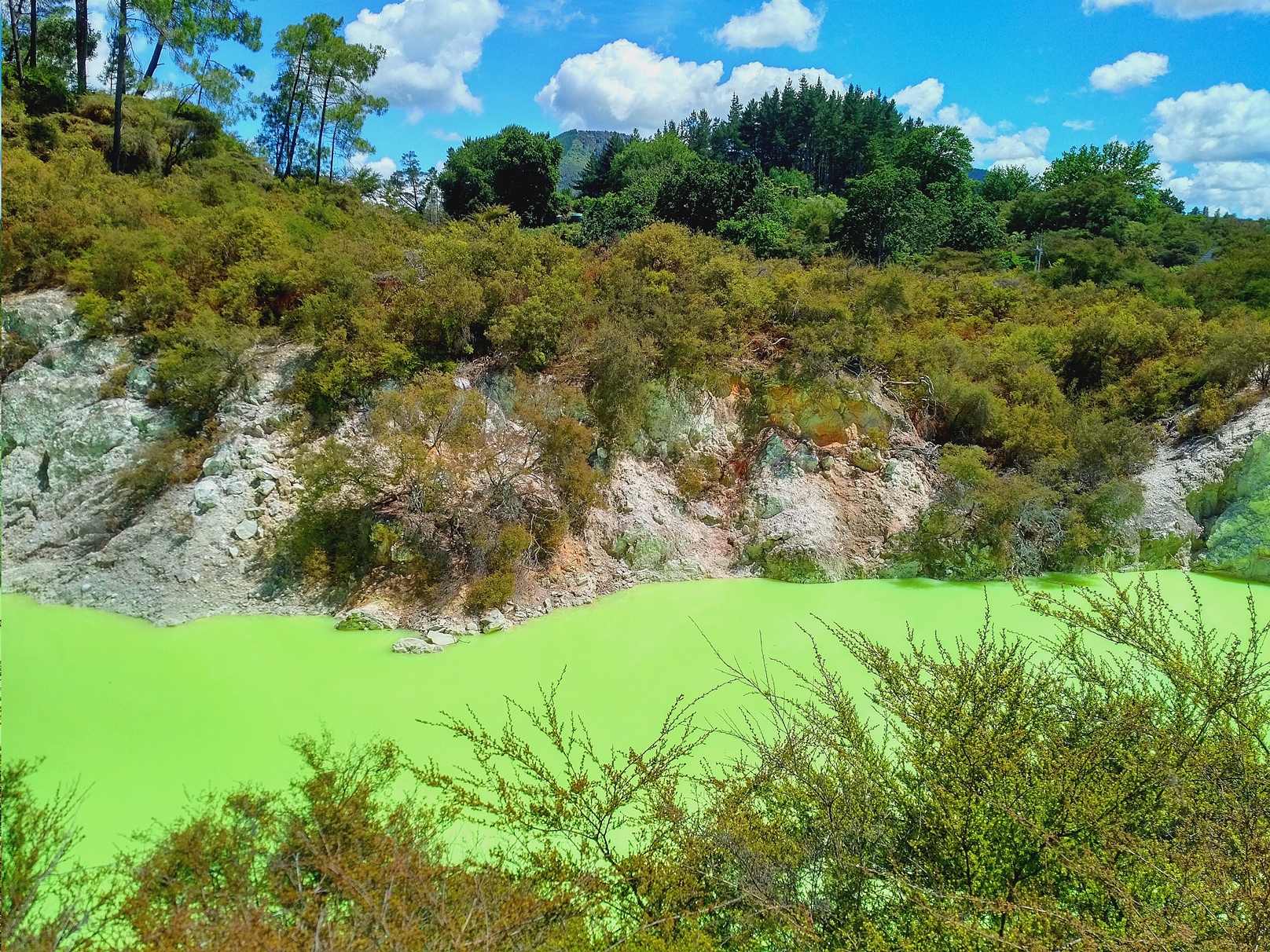 Wai-O-Tapu Devil's Bath